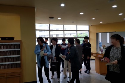 5월 13일 어버이주일 꽃달아드리기, 선물증정